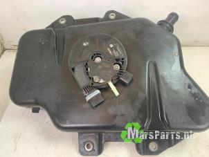 Gebruikte Tank adblue Mercedes Vito (447.6) 1.6 111 CDI 16V Prijs € 125,00 Margeregeling aangeboden door Autodemontagebedrijf De Mars