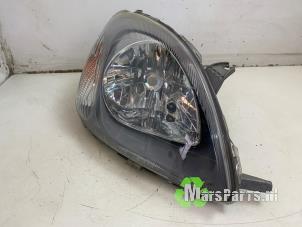 Gebruikte Koplamp rechts Toyota Yaris (P1) 1.3 16V VVT-i Prijs € 35,00 Margeregeling aangeboden door Autodemontagebedrijf De Mars