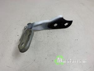 Gebruikte Motorkap Scharnier Tesla Model 3 Long Range AWD 75 kWh Prijs € 40,00 Margeregeling aangeboden door Autodemontagebedrijf De Mars