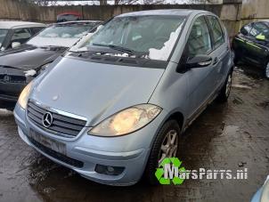 Gebruikte Remklauw (Tang) rechts-voor Mercedes A (W169) 2.0 A-180 CDI 16V 5-Drs. Prijs € 40,00 Margeregeling aangeboden door Autodemontagebedrijf De Mars