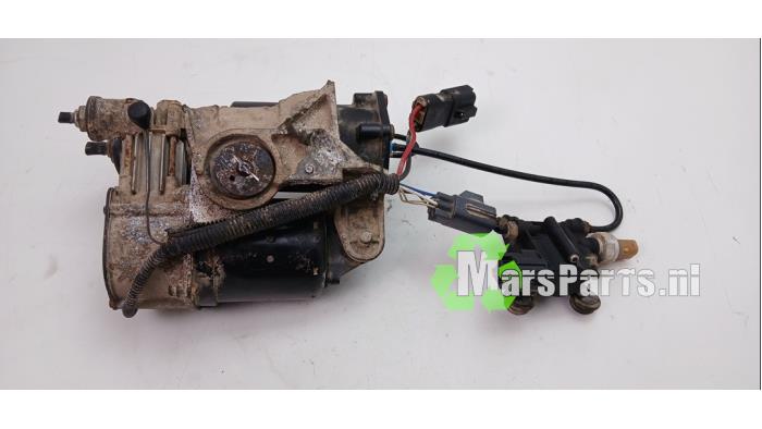 Gebruikte Compressor Landrover Discovery IV (LAS) 3.0 SD V6 24V Prijs € 200,00 Margeregeling aangeboden door Autodemontagebedrijf De Mars