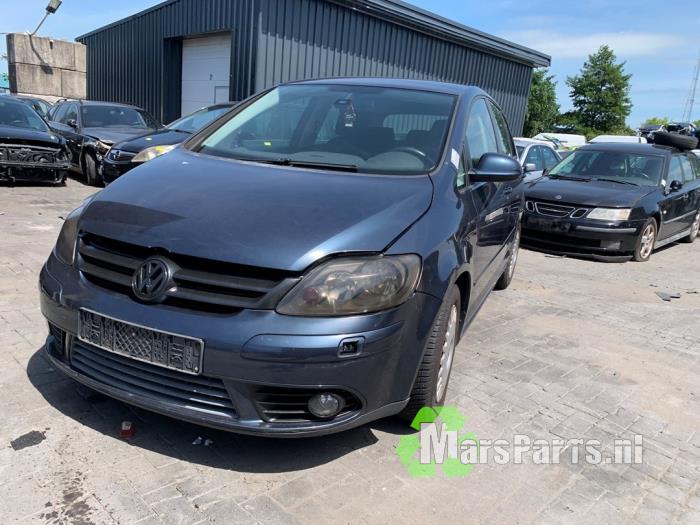 Gebruikte Steekas links-voor Volkswagen Golf Plus (5M1/1KP) 2.0 FSI 16V Prijs € 75,00 Margeregeling aangeboden door Autodemontagebedrijf De Mars