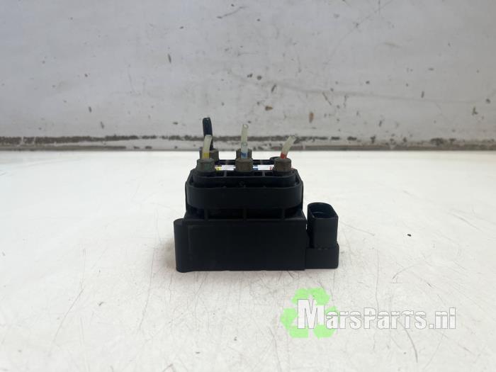 Gebruikte Kleppenblok hydraulisch Mercedes S (222.0/222.1) 3.0 S-400d 4-Matic Prijs € 150,00 Margeregeling aangeboden door Autodemontagebedrijf De Mars