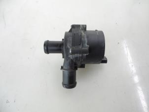 Gebruikte Waterpomp Skoda Superb (3V3) 1.6 TDI Prijs € 40,00 Margeregeling aangeboden door Autobedrijf Broekhuis B.V.