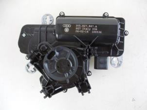 Gebruikte Achterklep motor Skoda Superb (3V3) 1.6 TDI Prijs € 50,00 Margeregeling aangeboden door Autobedrijf Broekhuis B.V.