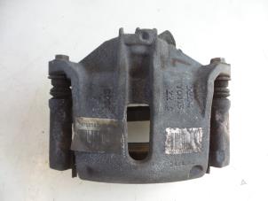 Gebruikte Remklauw (Tang) links-voor Peugeot 208 I (CA/CC/CK/CL) 1.6 e-HDi FAP Prijs € 35,00 Margeregeling aangeboden door Autobedrijf Broekhuis B.V.