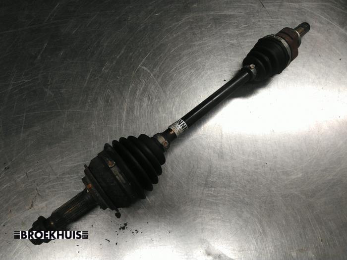 Gebruikte Aandrijfas links-voor Toyota Yaris II (P9) 1.33 16V Dual VVT-I Prijs € 40,00 Margeregeling aangeboden door Autobedrijf Broekhuis B.V.