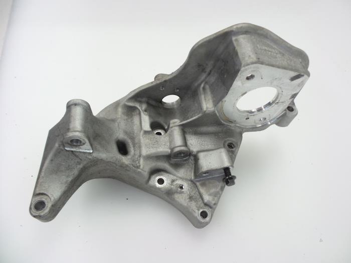 Gebruikte Dynamosteun onder Volvo V40 (MV) 2.0 D4 16V Prijs € 40,00 Margeregeling aangeboden door Autobedrijf Broekhuis B.V.