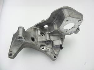 Gebruikte Dynamosteun onder Volvo V40 (MV) 2.0 D4 16V Prijs € 40,00 Margeregeling aangeboden door Autobedrijf Broekhuis B.V.