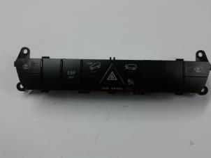 Gebruikte Schakelaar Mercedes ML II (164/4JG) 3.0 ML-320 CDI 4-Matic V6 24V Prijs € 25,00 Margeregeling aangeboden door Autobedrijf Broekhuis B.V.