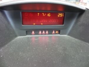 Gebruikte Display Interieur Peugeot 207 SW (WE/WU) 1.6 HDi Prijs € 35,00 Margeregeling aangeboden door Autobedrijf Broekhuis B.V.