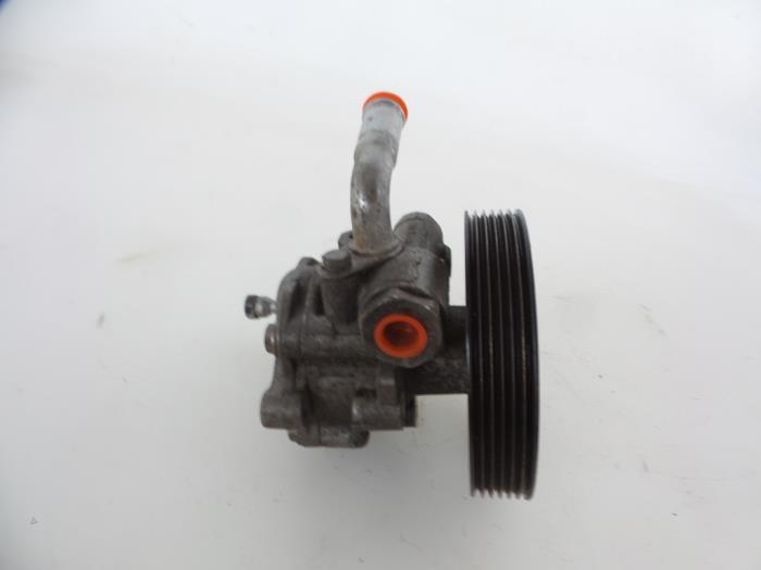 Gebruikte Pomp Servo Ford Fiesta 5 (JD/JH) 1.4 TDCi Prijs € 50,00 Margeregeling aangeboden door Autobedrijf Broekhuis B.V.