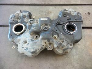 Gebruikte Tank Mercedes ML II (164/4JG) 3.0 ML-320 CDI 4-Matic V6 24V Prijs € 150,00 Margeregeling aangeboden door Autobedrijf Broekhuis B.V.