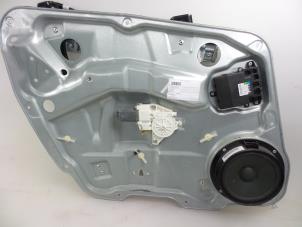 Gebruikte Ruitmechaniek 4Deurs links-voor Mercedes ML II (164/4JG) 3.0 ML-320 CDI 4-Matic V6 24V Prijs € 70,00 Margeregeling aangeboden door Autobedrijf Broekhuis B.V.