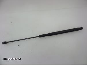 Gebruikte Amortisseur Motorkap rechts Mercedes ML II (164/4JG) 3.0 ML-320 CDI 4-Matic V6 24V Prijs € 15,00 Margeregeling aangeboden door Autobedrijf Broekhuis B.V.