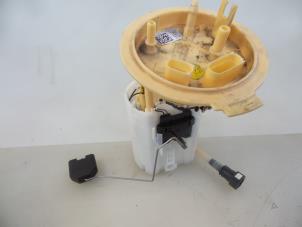 Gebruikte Tank element Pomp Skoda Superb Combi (3V5) 2.0 TDI Prijs € 35,00 Margeregeling aangeboden door Autobedrijf Broekhuis B.V.