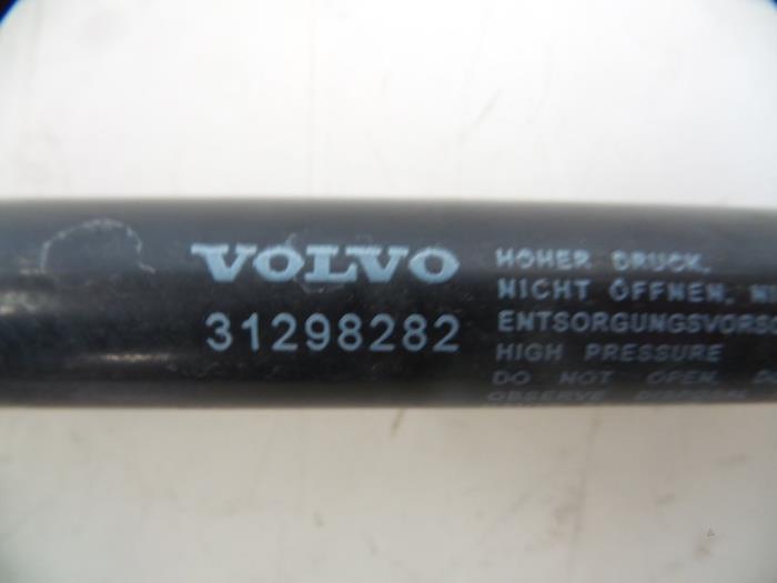 Motorkapdemper rechts van een Volvo V40 (MV) 2.0 D2 16V 2015