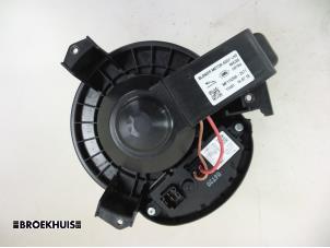 Gebruikte Kachel Ventilatiemotor Jaguar XE 2.0 D E-Performance 16V Prijs € 125,00 Margeregeling aangeboden door Autobedrijf Broekhuis B.V.