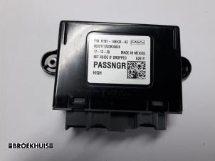 Gebruikte Deur module Ford Fiesta 7 1.0 EcoBoost 12V 100 Prijs € 40,00 Margeregeling aangeboden door Autobedrijf Broekhuis B.V.