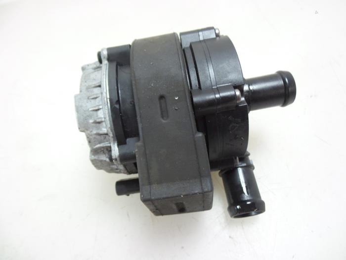 Gebruikte Waterpomp Volkswagen Passat (3G2) 1.4 TSI GTE 16V Prijs € 45,00 Margeregeling aangeboden door Autobedrijf Broekhuis B.V.