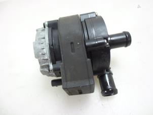 Gebruikte Waterpomp Volkswagen Passat (3G2) 1.4 TSI GTE 16V Prijs € 45,00 Margeregeling aangeboden door Autobedrijf Broekhuis B.V.