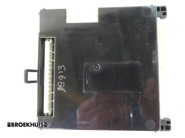Computer Body Control van een Toyota Auris Touring Sports (E18) 1.8 16V Hybrid 2013