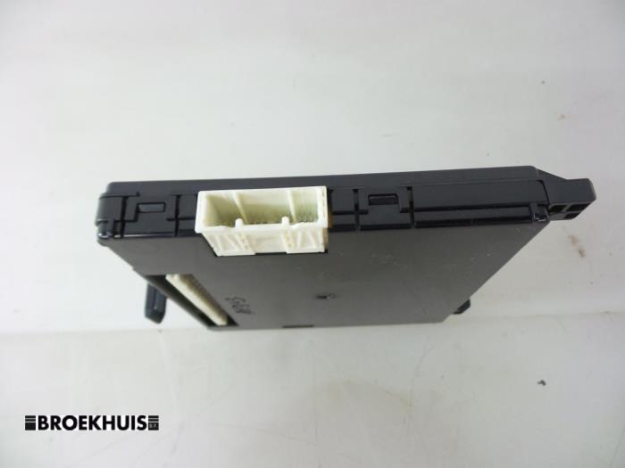 Computer Body Control van een Toyota Auris Touring Sports (E18) 1.8 16V Hybrid 2013