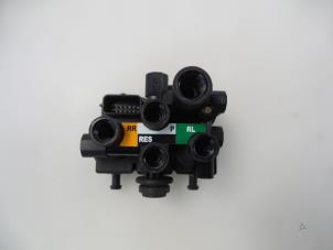 Gebruikte Luchtvering module Landrover Range Rover IV (LG) 4.4 SDV8 32V Prijs € 75,00 Margeregeling aangeboden door Autobedrijf Broekhuis B.V.