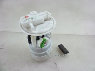 Gebruikte Tank element Pomp Renault Clio IV (5R) 1.2 TCE 16V GT EDC Prijs € 40,00 Margeregeling aangeboden door Autobedrijf Broekhuis B.V.