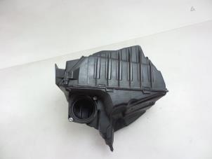 Gebruikte Luchtfilterhuis Renault Megane III Coupe (DZ) 1.5 dCi 110 Prijs € 30,00 Margeregeling aangeboden door Autobedrijf Broekhuis B.V.