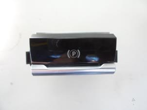 Gebruikte Handrem schakelaar Citroen C4 Picasso (3D/3E) 1.6 e-HDi 115 Prijs € 15,00 Margeregeling aangeboden door Autobedrijf Broekhuis B.V.
