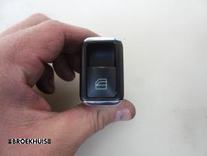 Gebruikte Ruit schakelaar elektrisch Mercedes E (W212) E-350 CDI V6 24V BlueEfficiency Prijs € 15,00 Margeregeling aangeboden door Autobedrijf Broekhuis B.V.