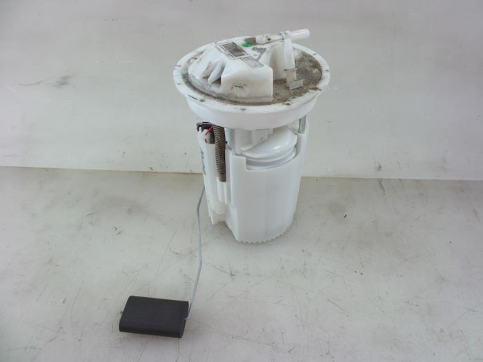 Gebruikte Tank element Pomp Ford Fiesta 6 (JA8) 1.0 Ti-VCT 12V 65 Prijs € 35,00 Margeregeling aangeboden door Autobedrijf Broekhuis B.V.