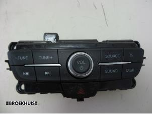 Gebruikte Radiobedienings paneel Ford Kuga II (DM2) 1.5 EcoBoost 16V 120 Prijs € 65,00 Margeregeling aangeboden door Autobedrijf Broekhuis B.V.