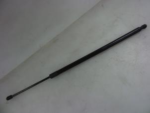 Gebruikte Amortisseur links-achter Ford Kuga II (DM2) 1.5 EcoBoost 16V 120 Prijs € 15,00 Margeregeling aangeboden door Autobedrijf Broekhuis B.V.