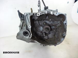 Gebruikte Versnellingsbak Renault Clio III (BR/CR) 1.2 16V 75 Prijs € 100,00 Margeregeling aangeboden door Autobedrijf Broekhuis B.V.