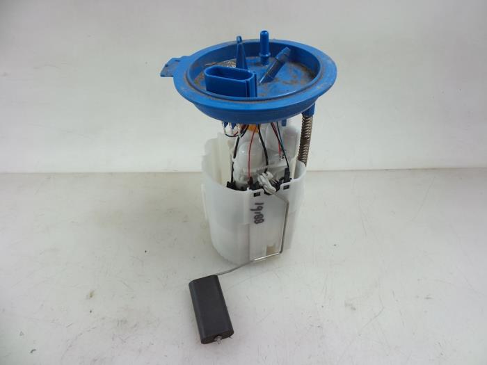 Gebruikte Tank element Pomp Skoda Fabia III Combi (NJ5) 1.2 TSI 16V Greentech Prijs € 35,00 Margeregeling aangeboden door Autobedrijf Broekhuis B.V.