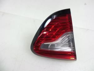 Gebruikte Reflector achterklep links Renault Captur (2R) 1.5 Energy dCi 90 FAP Prijs € 25,00 Margeregeling aangeboden door Autobedrijf Broekhuis B.V.