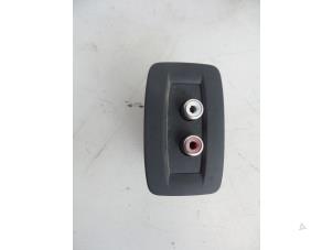 Gebruikte AUX/USB aansluiting Renault Master III (FV) 2.3 dCi 100 16V FWD Prijs € 12,10 Inclusief btw aangeboden door Autobedrijf Broekhuis B.V.