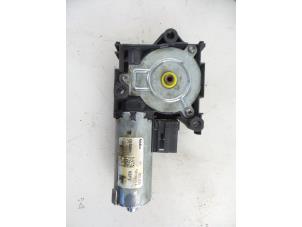 Gebruikte Schuifdak Motor Mercedes V (447.8) 2.1 250 BlueTEC, 250 d 16V 4-Matic Prijs € 30,25 Inclusief btw aangeboden door Autobedrijf Broekhuis B.V.