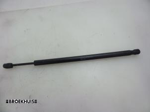 Gebruikte Kofferdekseldemper rechts-achter Ferrari 488 GTB 3.9 Turbo V8 32V Prijs € 15,00 Margeregeling aangeboden door Autobedrijf Broekhuis B.V.