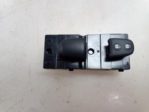 Gebruikte Elektrisch Raam Schakelaar Nissan Micra (K14) 0.9 IG-T 12V Prijs € 15,00 Margeregeling aangeboden door Autobedrijf Broekhuis B.V.