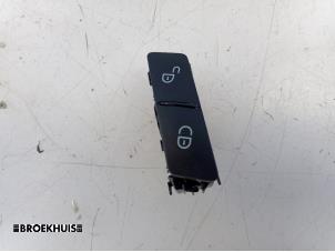 Gebruikte Schakelaar Centr. Deurvergrendeling Mercedes A (W176) 1.8 A-200 CDI 16V Prijs € 10,00 Margeregeling aangeboden door Autobedrijf Broekhuis B.V.