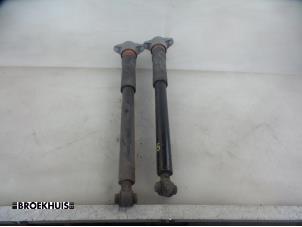 Gebruikte Schokdemper set Mercedes A (W176) 1.8 A-200 CDI 16V Prijs € 30,00 Margeregeling aangeboden door Autobedrijf Broekhuis B.V.