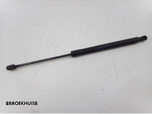 Gebruikte Kofferdekseldemper links-achter Opel Zafira (M75) 1.9 CDTI Prijs € 10,00 Margeregeling aangeboden door Autobedrijf Broekhuis B.V.