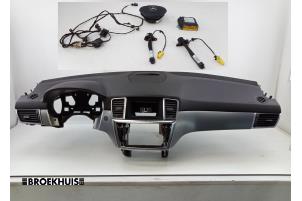 Gebruikte Airbag set + dashboard Mercedes ML III (166) 2.1 ML-250 CDI 16V BlueTEC 4-Matic Prijs € 750,00 Margeregeling aangeboden door Autobedrijf Broekhuis B.V.