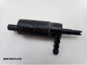 Gebruikte Pomp koplampsproeier Porsche Panamera (970) 3.0 D V6 24V Prijs € 15,00 Margeregeling aangeboden door Autobedrijf Broekhuis B.V.