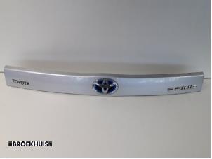 Gebruikte Achterklep Handgreep Toyota Prius (ZVW3) 1.8 16V Prijs € 45,00 Margeregeling aangeboden door Autobedrijf Broekhuis B.V.
