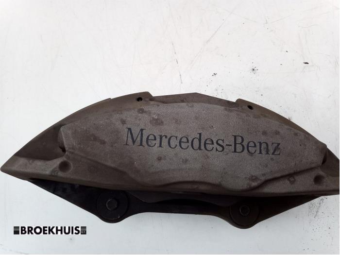 Remklauw (Tang) links-voor van een Mercedes-Benz C Estate (S205) C-350 e 2.0 16V 2016