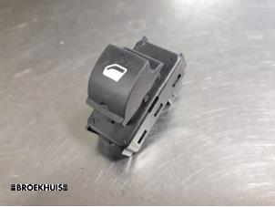Gebruikte Ruit schakelaar elektrisch Peugeot 3008 I (0U/HU) 1.6 VTI 16V Prijs € 10,00 Margeregeling aangeboden door Autobedrijf Broekhuis B.V.